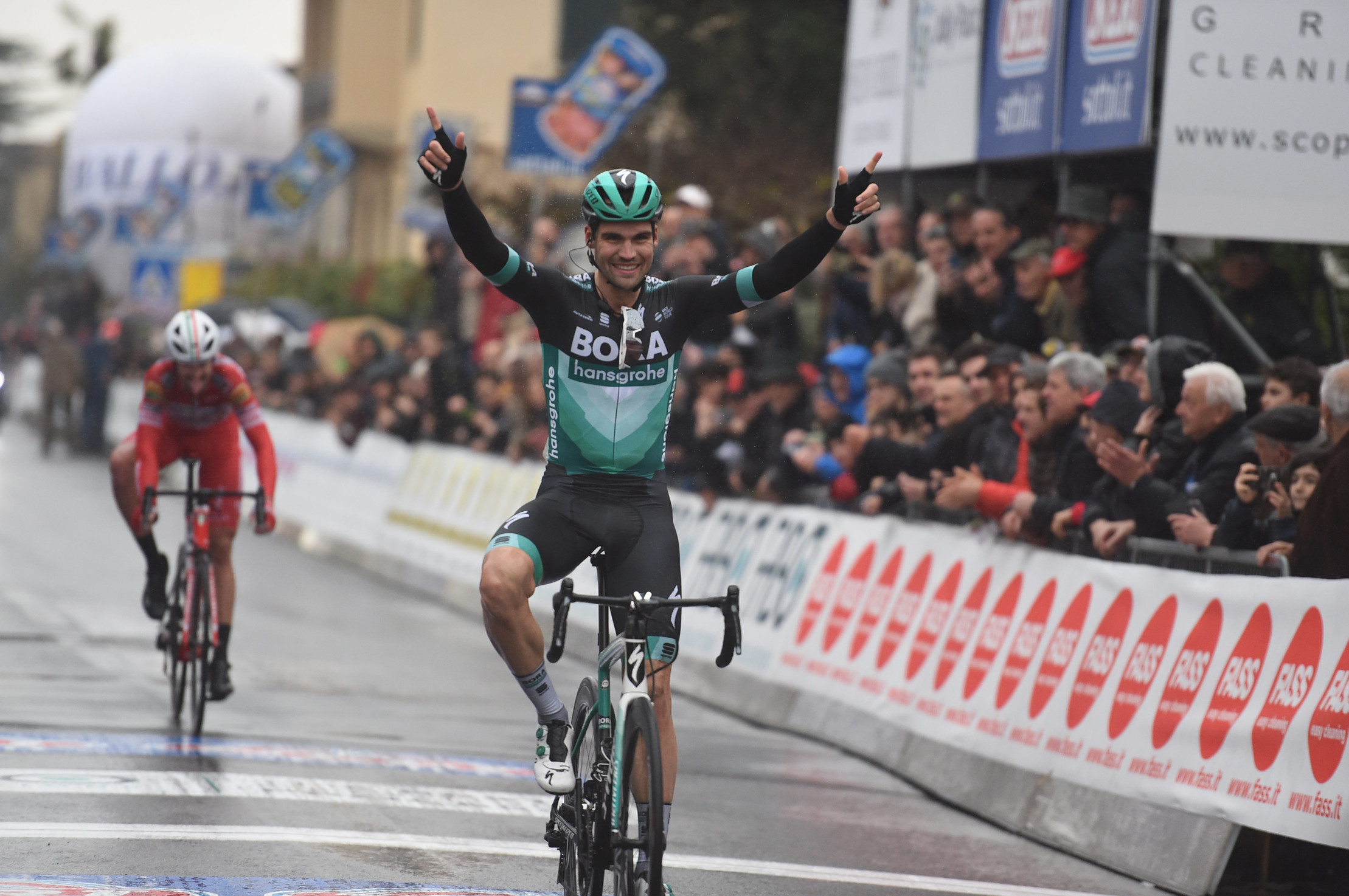 Ciclismo, Gp Larciano: sotto la pioggia trionfa Schachmann