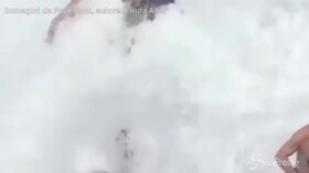 Sullo scoglio per un video: un’onda gigante le spazza via
