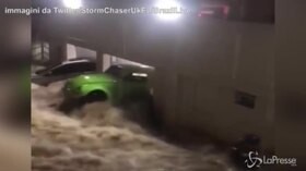 Auto spazzate via dall’acqua: alluvione impressionante in Brasile