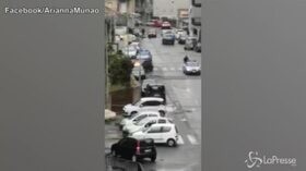 Reggio Calabria, dà fuoco all’ex moglie dentro l’auto: la scena filmata da un palazzo vicino