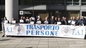 Milano, Ncc in coda per il reddito di cittadinanza: la protesta davanti alla Regione