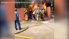 Salva il cane dalla casa in fiamme, il gesto eroico diventa virale