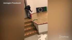 Acerra: vandalizzano l’aula magna a scuola, il video diffuso sui social