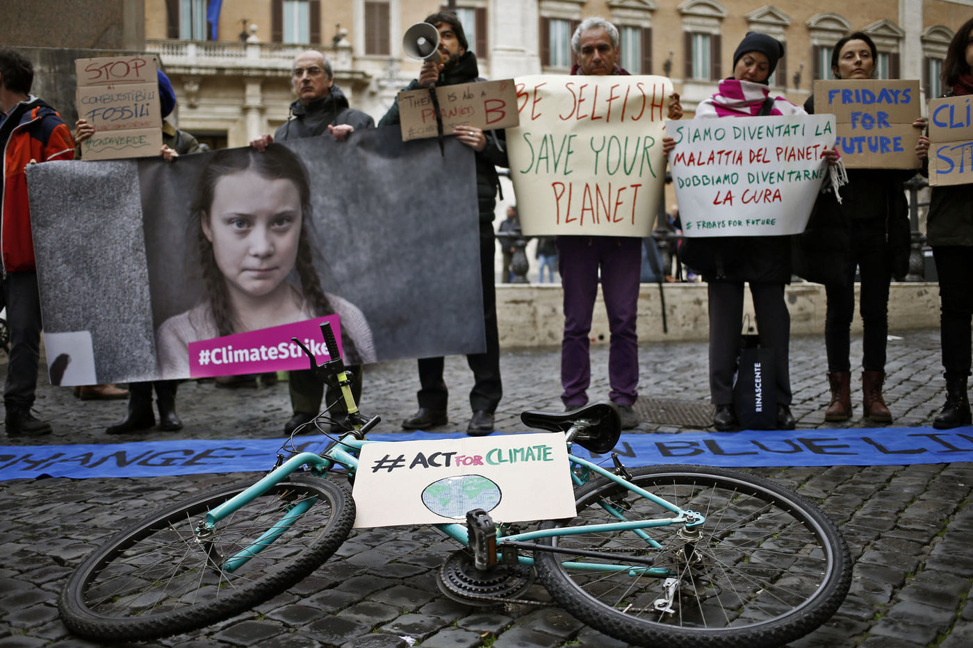 Clima, gli studenti scioperano per salvare la Terra: quasi 200 manifestazioni in tutta Italia