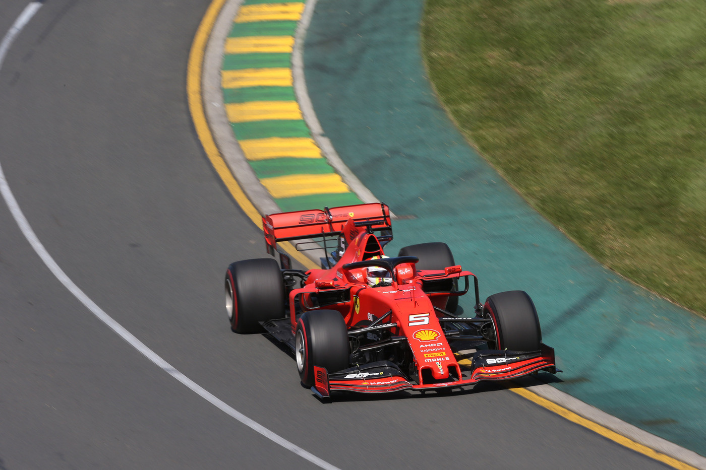F1, Mondiale al via in Australia. Vettel sfida Hamilton: “Spero di essere una preda”
