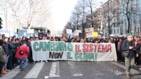 Torino, 30mila sveglie per l’ambiente: “Il tempo è scaduto”