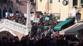 Venezia invasa dagli studenti per il Friday4Future