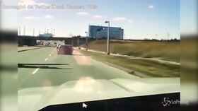 Aereo cade e sfiora un camion: panico in autostrada