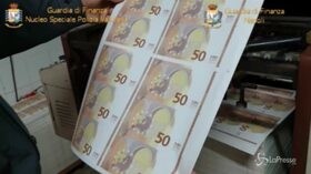 Stamperia di soldi falsi, sequestrati 36 milioni nel Napoletano