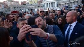 Salvini in Prefettura a Napoli tra selfie e contestazioni