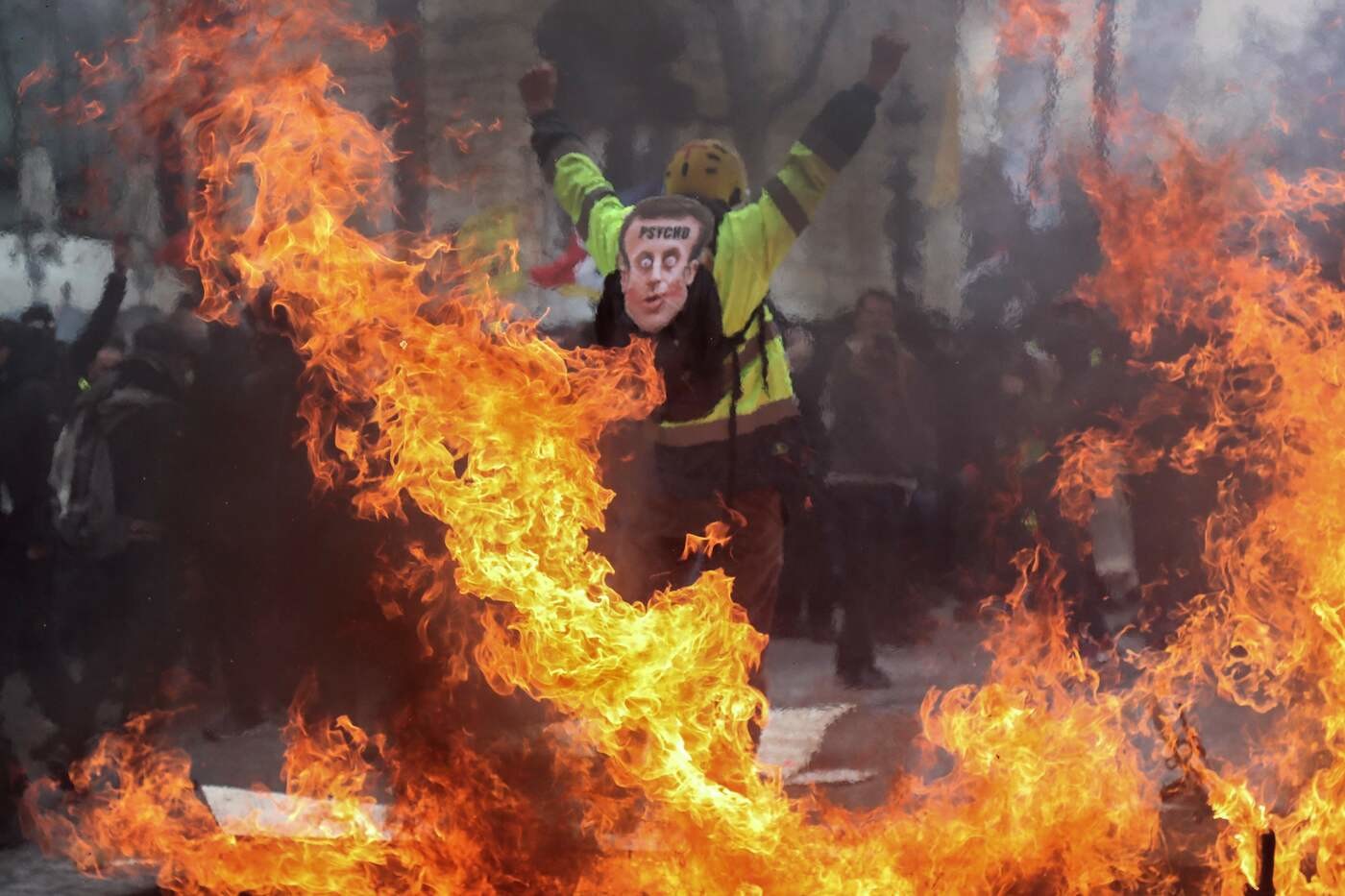 Gilet gialli, guerriglia a Parigi: palazzo dato alle fiamme, 11 feriti. Scontri con la polizia