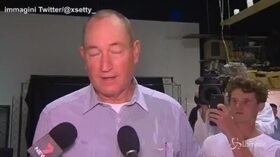 Australia, senatore islamofobo colpito in diretta con un uovo: la reazione violenta