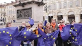 Torino, il fronte Sì Tav consegna bandiere dell’Ue in piazza