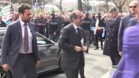 Urla e fischi contro Tria, il ministro contestato all’Agenzia delle Entrate