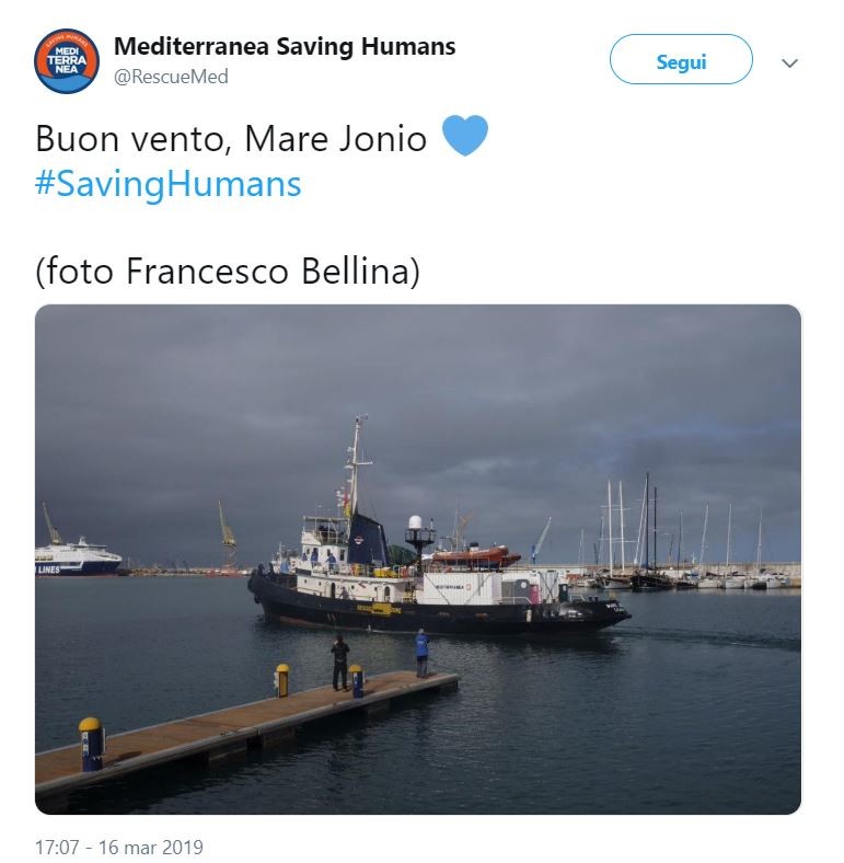 Ong italiana salva 50 migranti e si dirige verso Lampedusa. La Gdf intima lo stop. La risposta: “Onde di 3 metri. Proseguiamo per salvarci la vita”