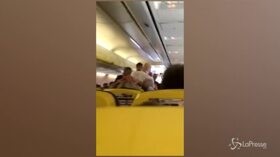 Scoppia violenta rissa in aereo, due passeggeri ubriachi divisi a fatica