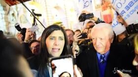 Torino, manifestanti “No Ztl” insultano sindaco Appendino: “Criminale, vattene!”