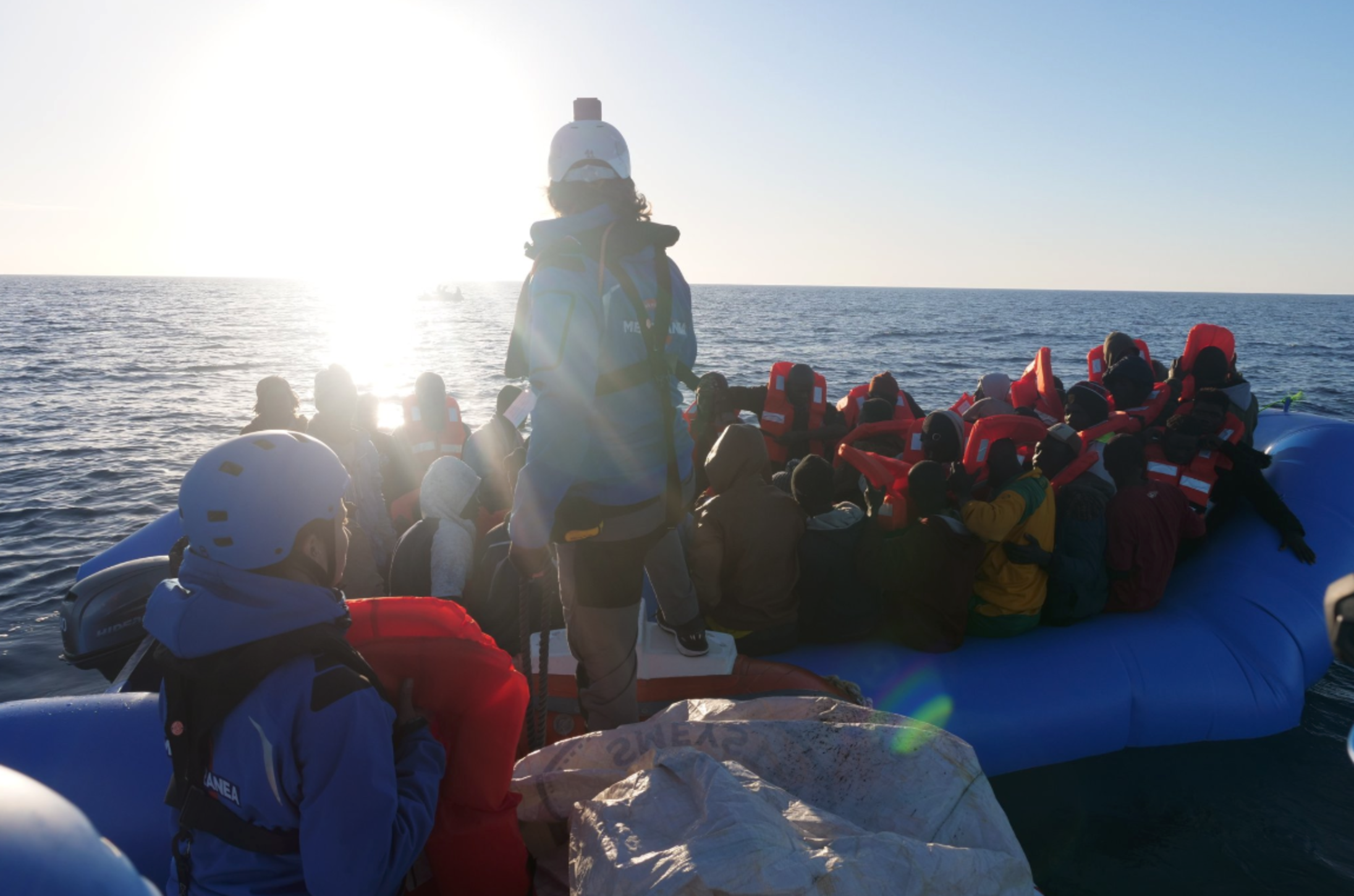 Gdf sequestra Mare Jonio: nave entra in  porto a Lampedusa, migranti a terra. Salvini: “Ha violato le regole, arrestate responsabili”