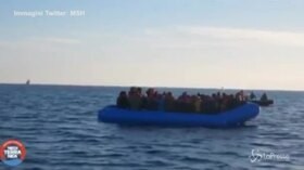 Ong italiana salva 49 migranti, il video del soccorso in mare