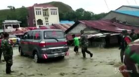 Alluvione Indonesia, i soccorsi nelle zone devastate a Papua