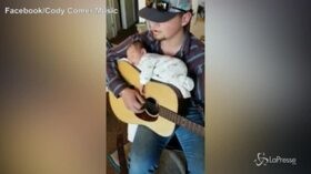 Ninna nanna folk del papà: la neonata dorme sulla chitarra