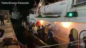 Mare Jonio, i migranti sbarcano a Lampedusa