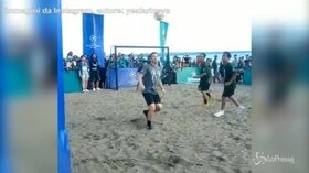 Beach soccer, Del Piero showman: finge di essersi infortunato e diverte il pubblico
