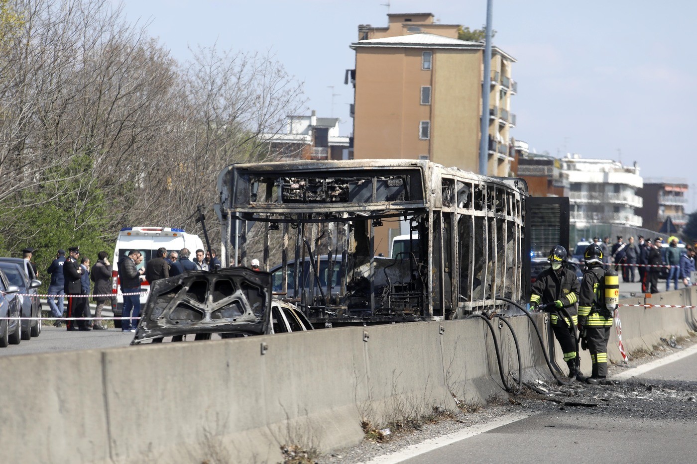Milano, dirotta bus, minaccia bambini e appicca fuoco: paura per 51 studenti