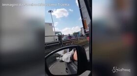 Milano, disperata fuga dei ragazzi dal bus dato alle fiamme
