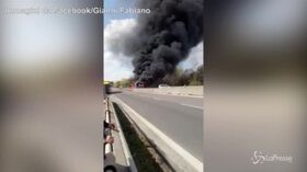 Milano, le immagini del bus dato alle fiamme sulla Paullese