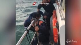 “Sto affogando”: soccorso un diportista caduto in mare al largo di Ladispoli