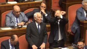 Senato, bagarre in Aula tra gesti di manette e “Bunga bunga”