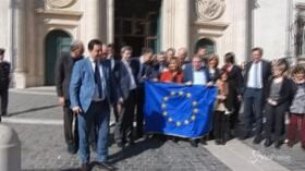 Roma, deputati Pd aderiscono all’appello di Prodi: a Montecitorio con la bandiera europea