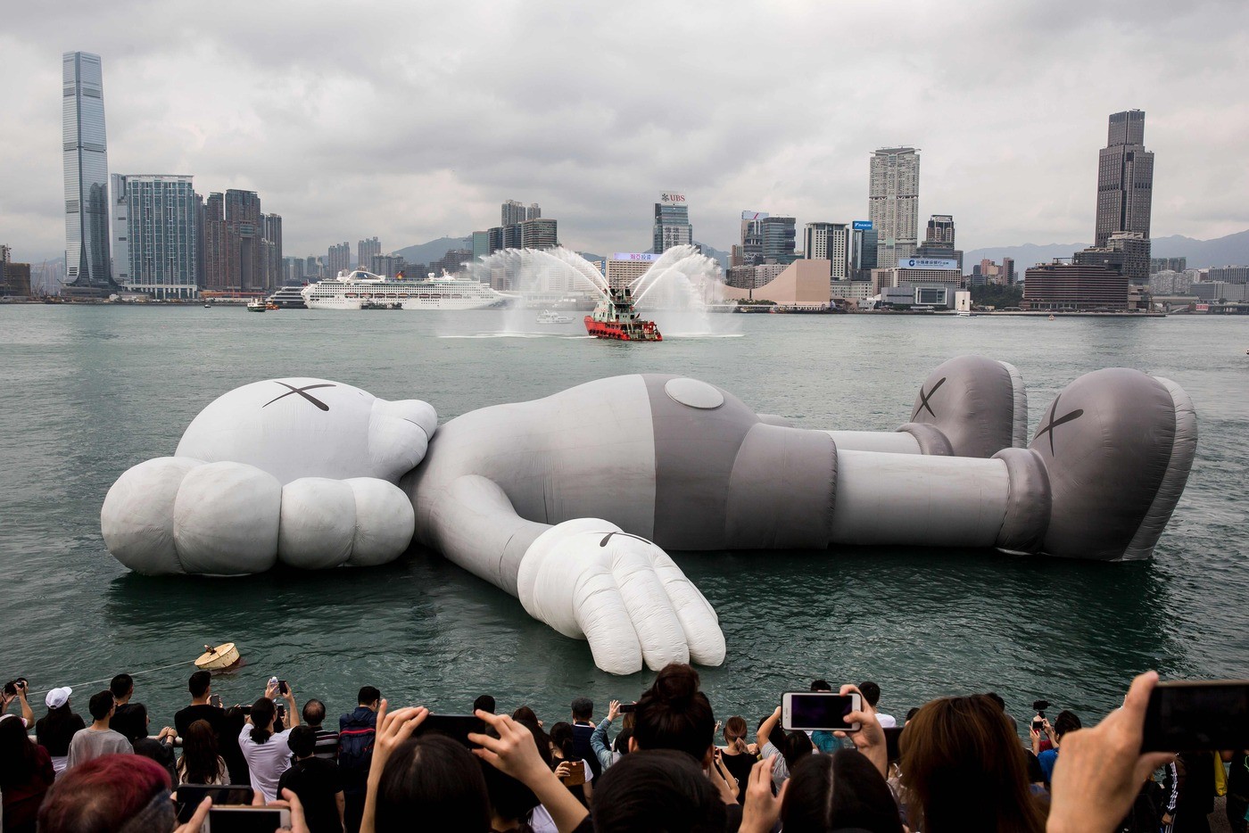 Un topo gigante nell’acqua a Hong Kong: ecco l’installazione da record di Kaws