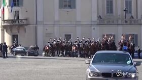 Xi Jinping arriva al Quirinale scortato dai corazzieri a cavallo