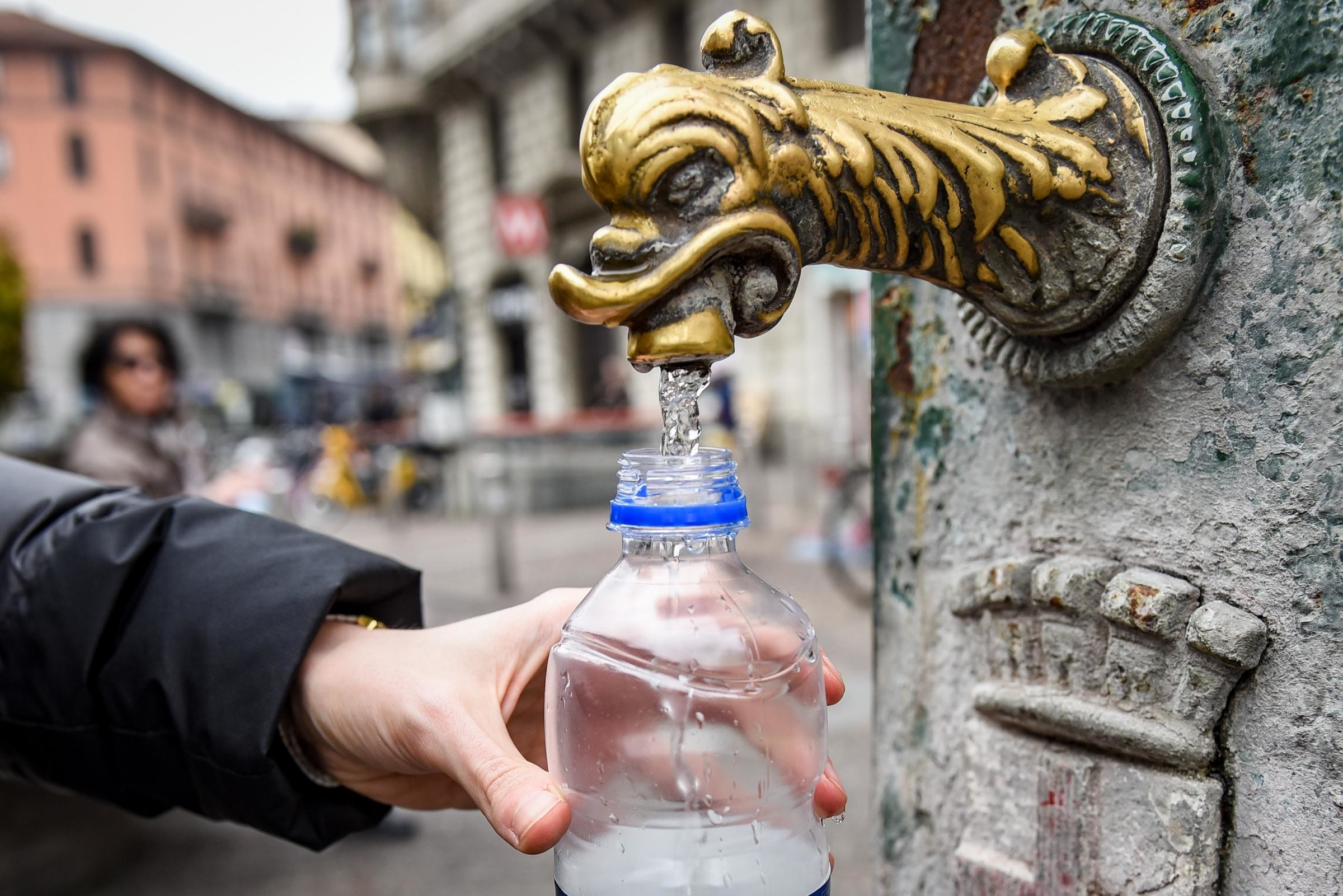 Acqua, ne consumiano 428 litri al giorno a testa. Ma la metà va dispersa