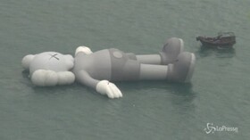 Topo gigante attracca nel porto di Hong Kong, ma è un’installazione dell’artista KAWS