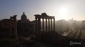 Per una volta Roma si sveglia avvolta dalla nebbia