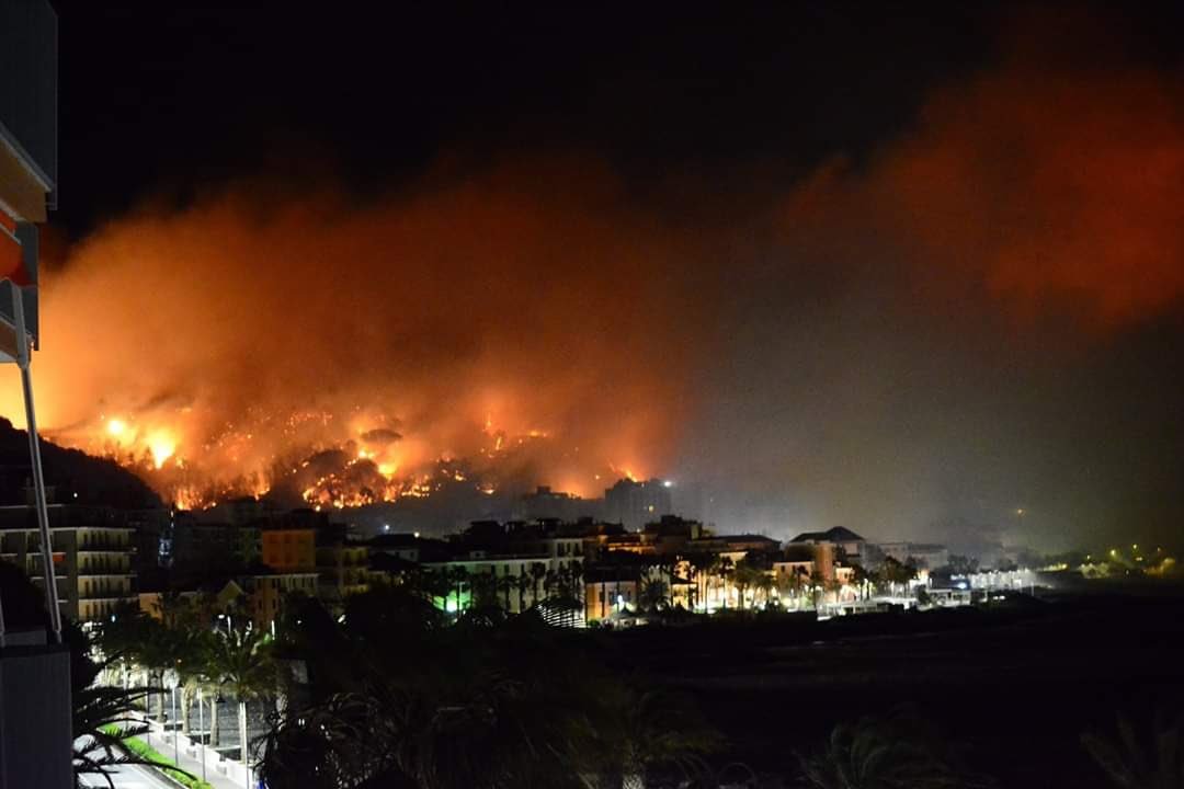 Genova, vasto incendio sulle alture di Cogoleto: 47 sfollati, scuole chiuse