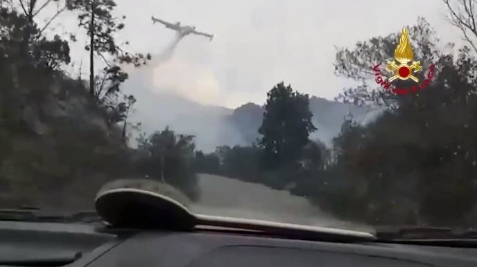Genova, fiamme a Cogoleto: i canadair in azione