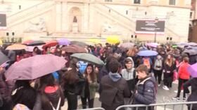 Roma, folla in piazza del Campidoglio per il Papa