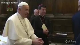 Loreto, la reazione di Papa Francesco: evita il baciamano sull’anello