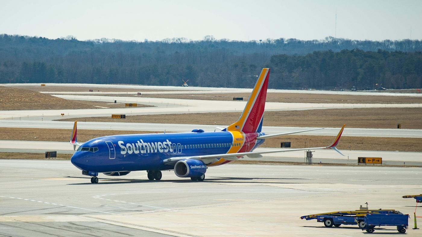 Atterraggio di emergenza per un Boeing 737 in Florida: problemi al motore