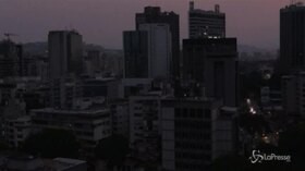Nuovo blackout e Caracas piomba nel buio: il timelapse
