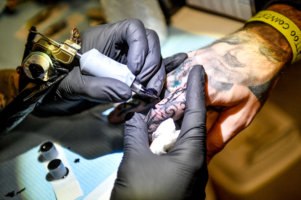 Ritirati nove inchiostri per tatuaggi: contengono sostanze cancerogene