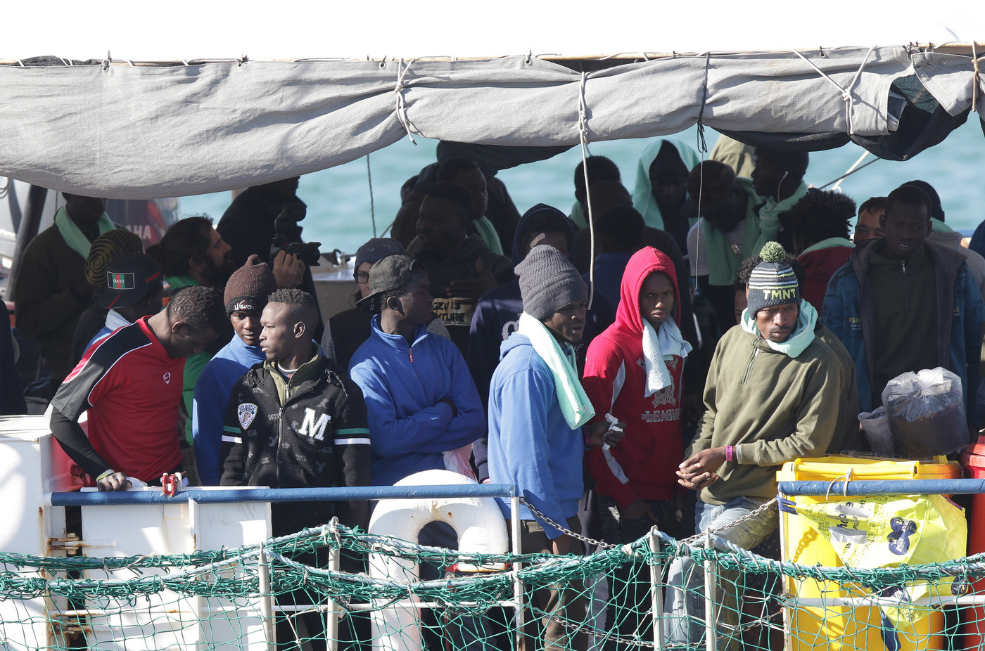 Migranti, l’Ue proroga per sei mesi la missione Sophia, ma senza navi