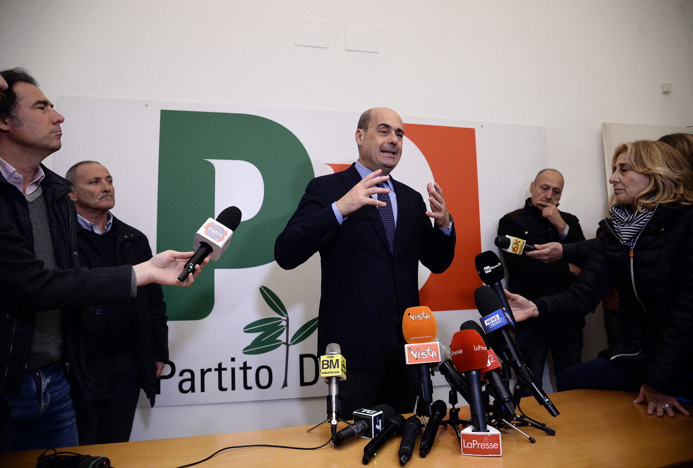 Sondaggio, Lega in lieve calo. Pd e M5S ancora alla pari a quota 21%