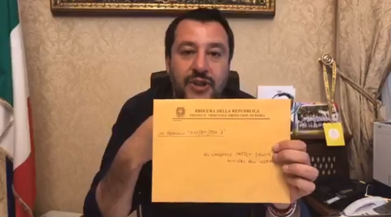 Salvini e la busta dalla procura: “Denunciato perché indosso la giacca della polizia”