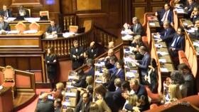 Approvato il decretone, abbracci tra i banchi dei 5 Stelle