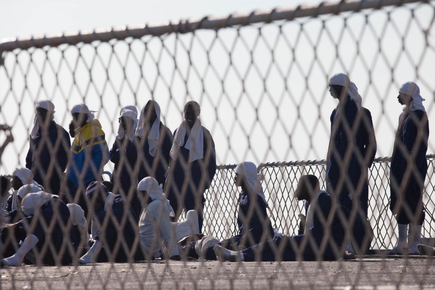 Il mercantile dirottato dai migranti è a Malta: 5 persone arrestate